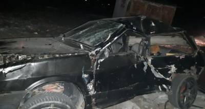 В Армавире водитель внезапно врезался в дерево и погиб, его жена в больнице