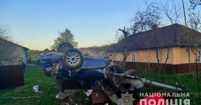 Авто протаранило забор и перевернулось: в Черновицкой области в смертельном ДТП погиб 29-летний мужчина