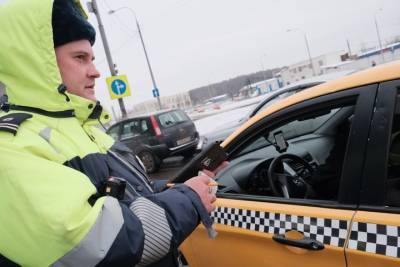 Московским таксистам выписали 19 протоколов за нарушение противовирусных мер