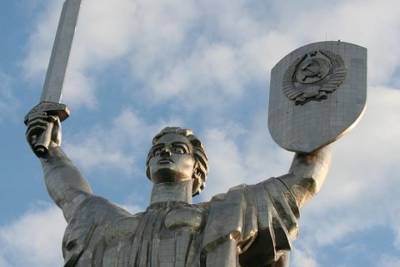 В Киеве планируют демонтировать герб СССР с монумента Родина-мать