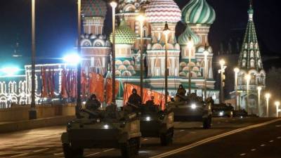Видео ночной репетиции Парада Победы в Москве