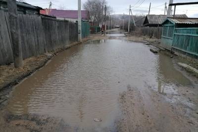 Власти Ингодинского района Читы ждут грейдер, чтобы устранить лужу на улице Бытовой