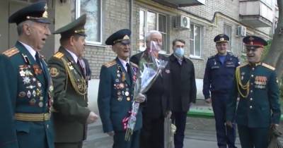 Военные устроили концерт для участника первого парада Победы в Москве