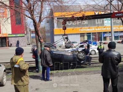 В Кузбассе иномарка перевернулась на трамвайных путях