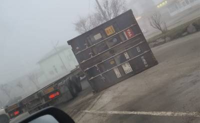 На Сахалине водитель фуры "выронил" посреди города огромный контейнер