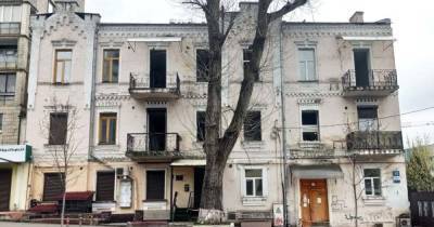 В Киеве застройщики уничтожают историческое здание, в котором живут люди (фото)