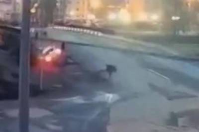 В Башкирии водитель иномарки сбил на тротуаре пешехода, бросил машину и сбежал