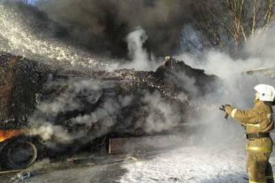 Восстановлено движение возле Екатеринбурга, где сгорело три грузовика