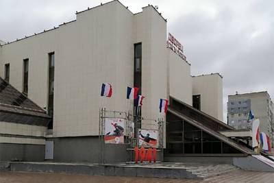 Мэрия Нижневартовска рассказала, откуда на площади появились флаги Франции