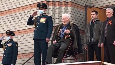 Парад для 102-летнего ветерана. Ульяновских фронтовиков поздравляют у их домов