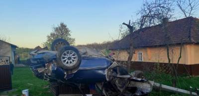 Въехал в ограждение и перевернулся: на Буковине произошло смертельное ДТП