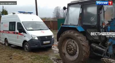 Фельдшеру пришлось самому бежать к пациенту, машина скорой застряла в грязи