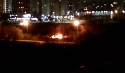 В Тюмени возле Профсоюзного моста горела трава