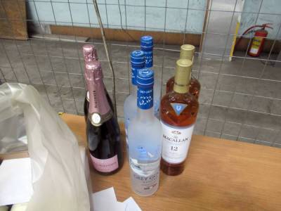 В Пулково в самолете бизнес-авиации обнаружили 45 литров незаконного алкоголя — фото