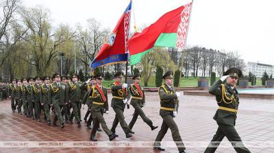 ФОТОФАКТ: Онлайн-парад для ветеранов прошел на площади Победы в Витебске