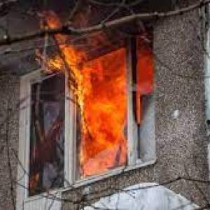 В Вознесеновском районе Запорожья во время пожара в пятиэтажке спасли 27-летнего парня
