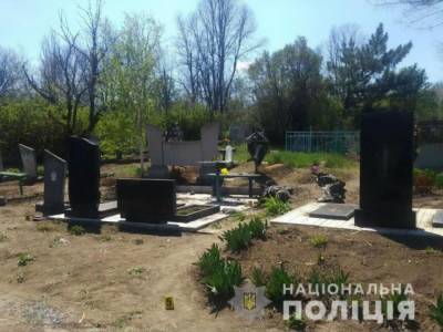 На Донбассе от взрыва самодельного устройства на кладбище погиб мужчина – МВД
