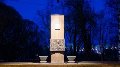 В Петербурге подсветили памятники Дороги жизни ко Дню Победы