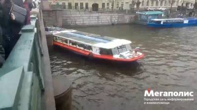 Теплоход протаранил опору Аничкова моста в Петербурге