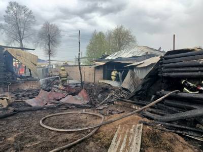 В Башкирии огонь повредил сразу четыре здания