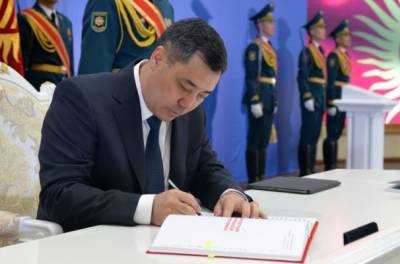 Президент Киргизии подписал Конституцию, усиливающую его власть