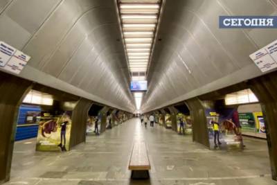 Людей мало, в масках - не все: СМИ показали, как соблюдается карантин в столичном метро