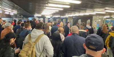 Выходные закончились: в Киеве в метро образовались огромные очереди