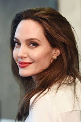 «Чувствовала себя сломленной»: Анджелина Джоли рассказала, как пережила трудные жизненные моменты