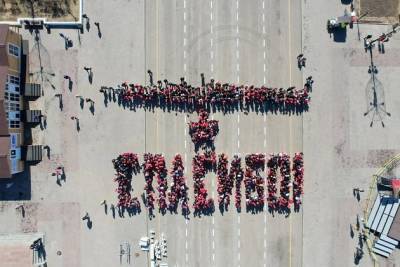 Сотрудники ЗабЖД выстроились в слово «Спасибо» на площади Ленина в Чите