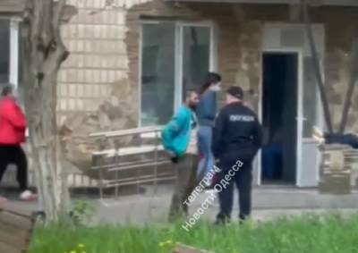 Медики складывают тела возле больницы: появилось возмутительное видео из Одессы