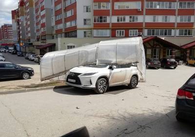 В Рязани припаркованный Lexus «накрыло» теплицей
