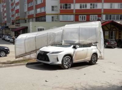 В Рязани на автомобиль упала теплица