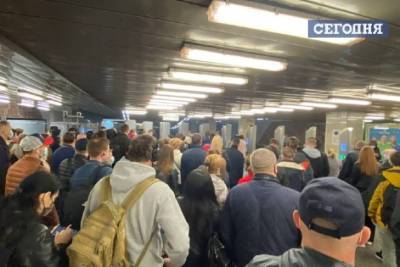 Выходные закончились: в столичном метро образовались огромные очереди