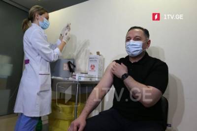 Руководство Грузии прививается китайской вакциной «Синофарм»