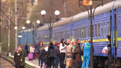 Никаких ограничений: "Укрзализныця" восстановила курсирование поездов по всей стране