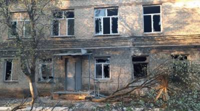 В Донецкой области боевики обстреляли ЦРБ с мирными жителями