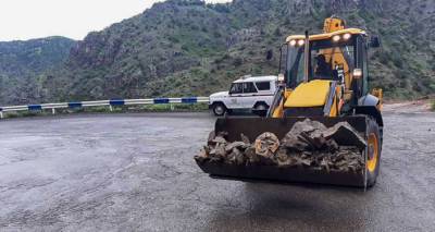 Камнепад перекрыл дорогу в Вайоцдзорской области Армении