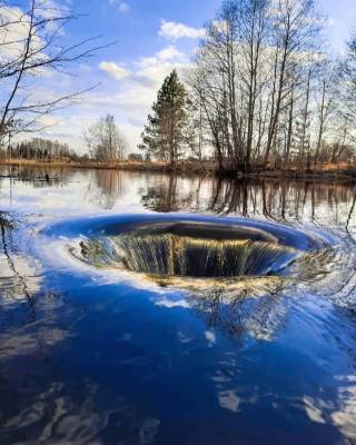 «Черная дыра» образовалась в пруду в Тонкинском районе