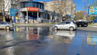 Под Одессой из-за прорыва трубы образовалось озеро: видео