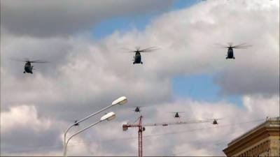 Новости на "России 24". В небе над Кремлем прошел парадный строй боевой авиации