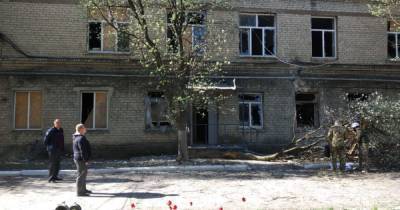 В больнице в Донецкой области, которую обстреляли боевики, умер пациент с COVID-19: эксклюзивные подробности и фото с места инцидента (6 фото)