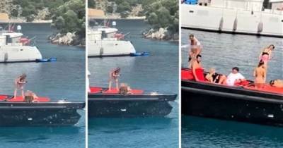В Турции за обнаженную фотосессию на яхте задержаны украинки (видео), – СМИ