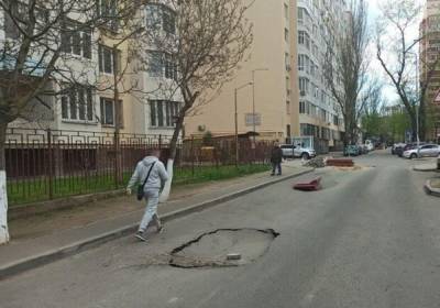 В Одессе дорога неожиданно "поплыла" после ремонта: не прошло и недели, кадры