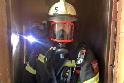 Смоленские пожарные спасли из горящей квартиры мужчину и женщину