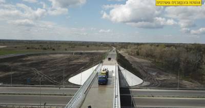 Завершается возведение моста через канал Днепр-Донбасс по программе Зеленского "Большая стройка"
