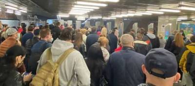 Коронавирус в Киеве: на станции метро "Позняки" образовалась огромная очередь