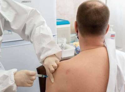 В Украине 300 человек получили полную защиту от коронавируса