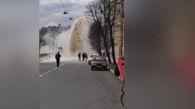 Фонтан горячей воды забил на Большой Морской улице в Петербурге