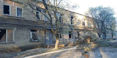 Боевики обстреляли Красногоровку в Донецкой области, повреждены работающая больница и карета скорой помощи - фото - ТЕЛЕГРАФ