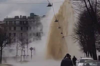В центре Петербурга забил фонтан из кипятка